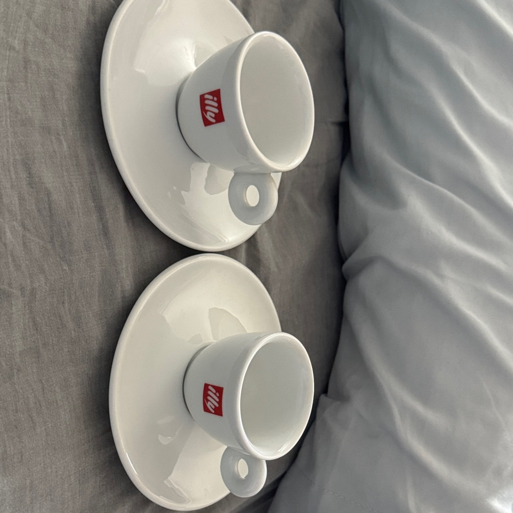 illy White Porcelain Espresso Cup and Saucer Set - 6 cups 5 plates